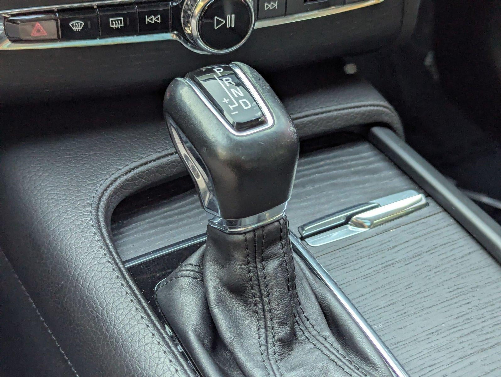 2020 Volvo XC90 T6 AWD Momentum 7 Passenger