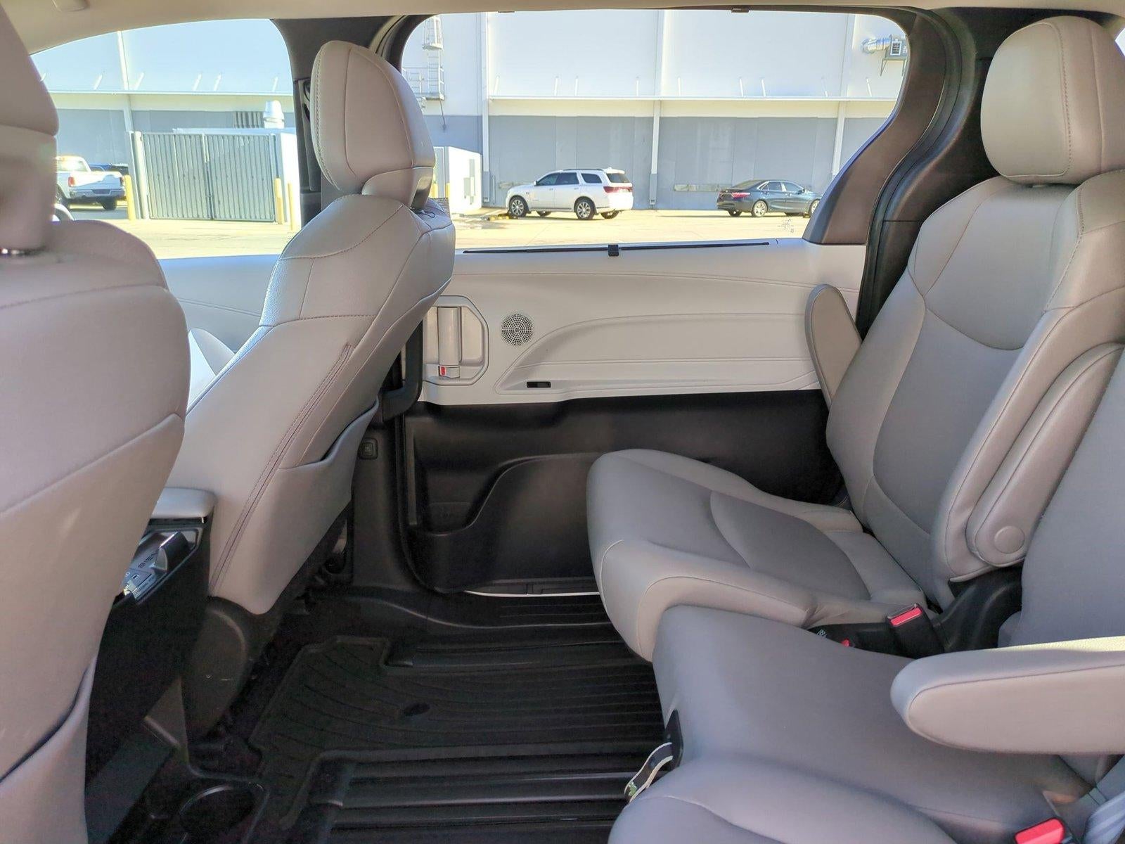 2025 Toyota Sienna XLE FWD 8-Passenger (Natl)