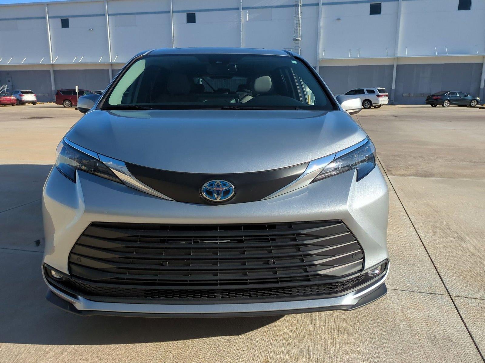 2025 Toyota Sienna XLE FWD 8-Passenger (Natl)