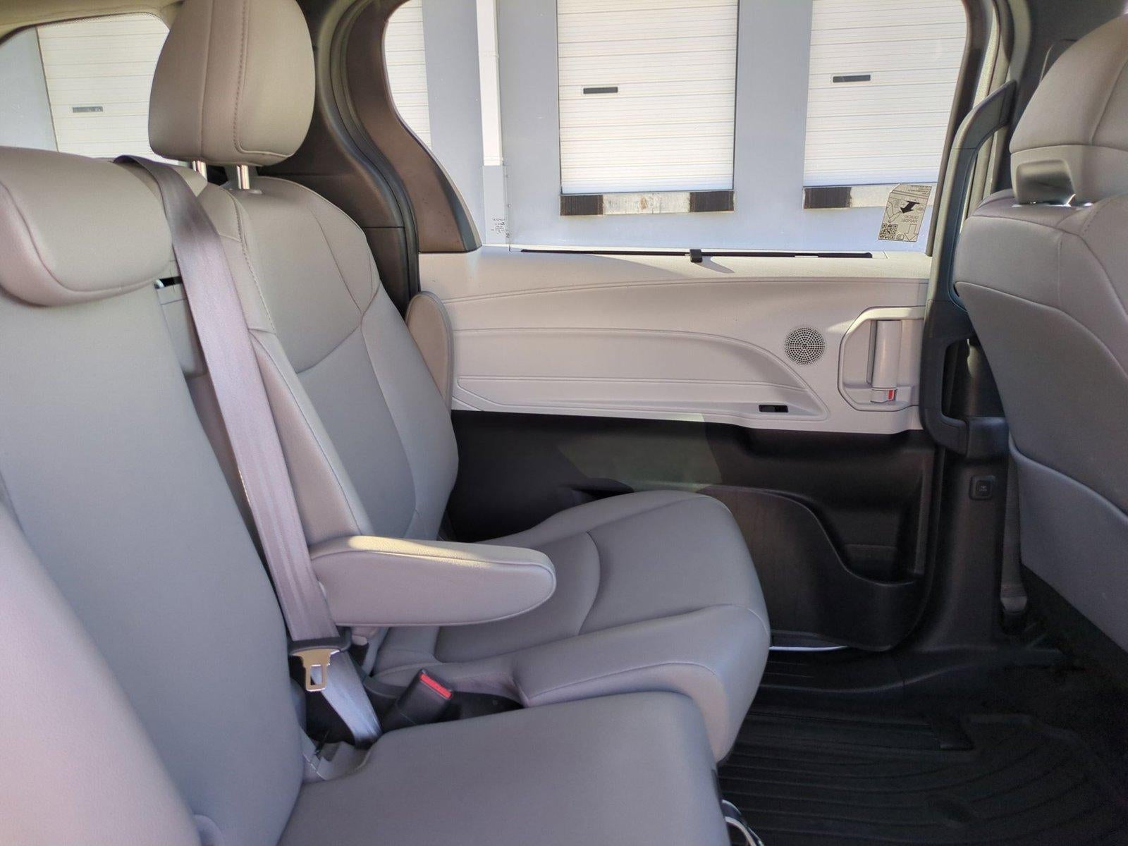 2025 Toyota Sienna XLE FWD 8-Passenger (Natl)