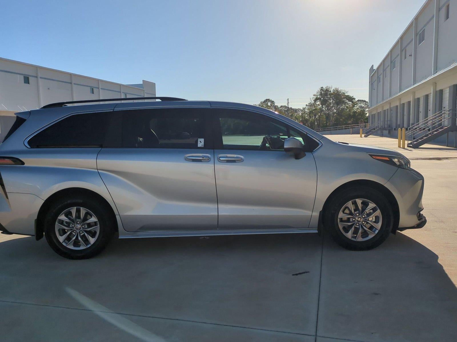 2025 Toyota Sienna XLE FWD 8-Passenger (Natl)