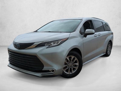 2022 Toyota Sienna XLE FWD 8-Passenger (Natl)