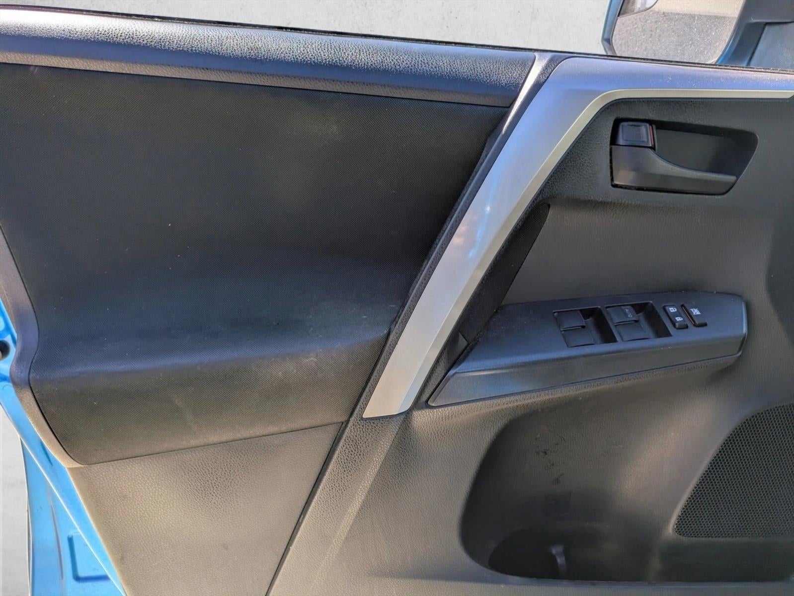 2017 Toyota RAV4 LE FWD (GS)