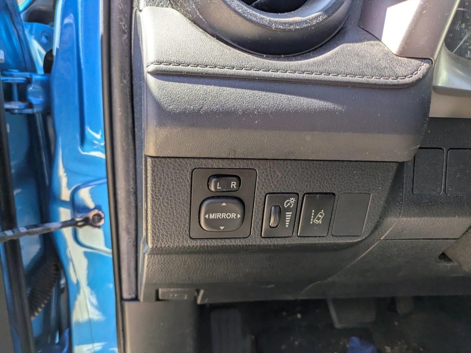 2017 Toyota RAV4 LE FWD (GS)