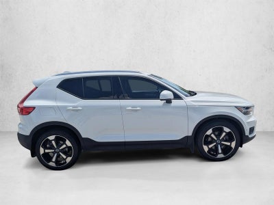 2019 Volvo XC40 T5 AWD Momentum