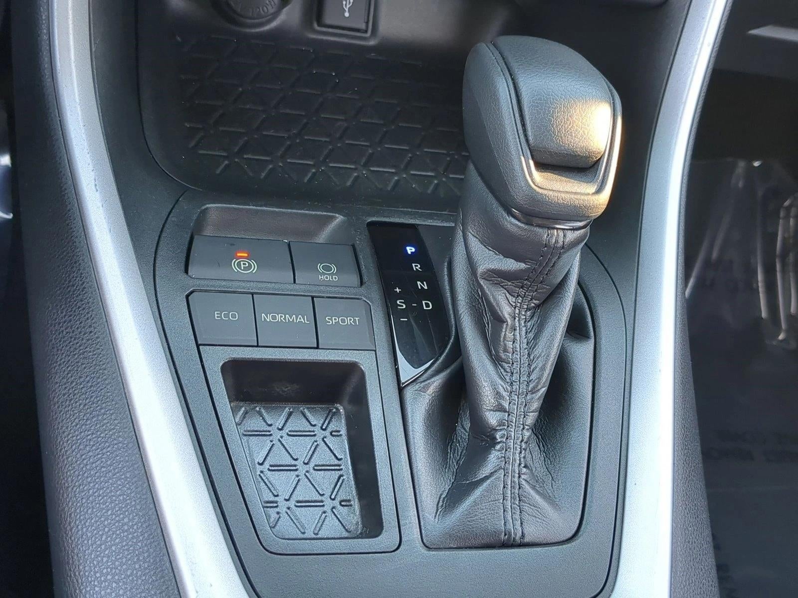 2020 Toyota RAV4 LE FWD (GS)