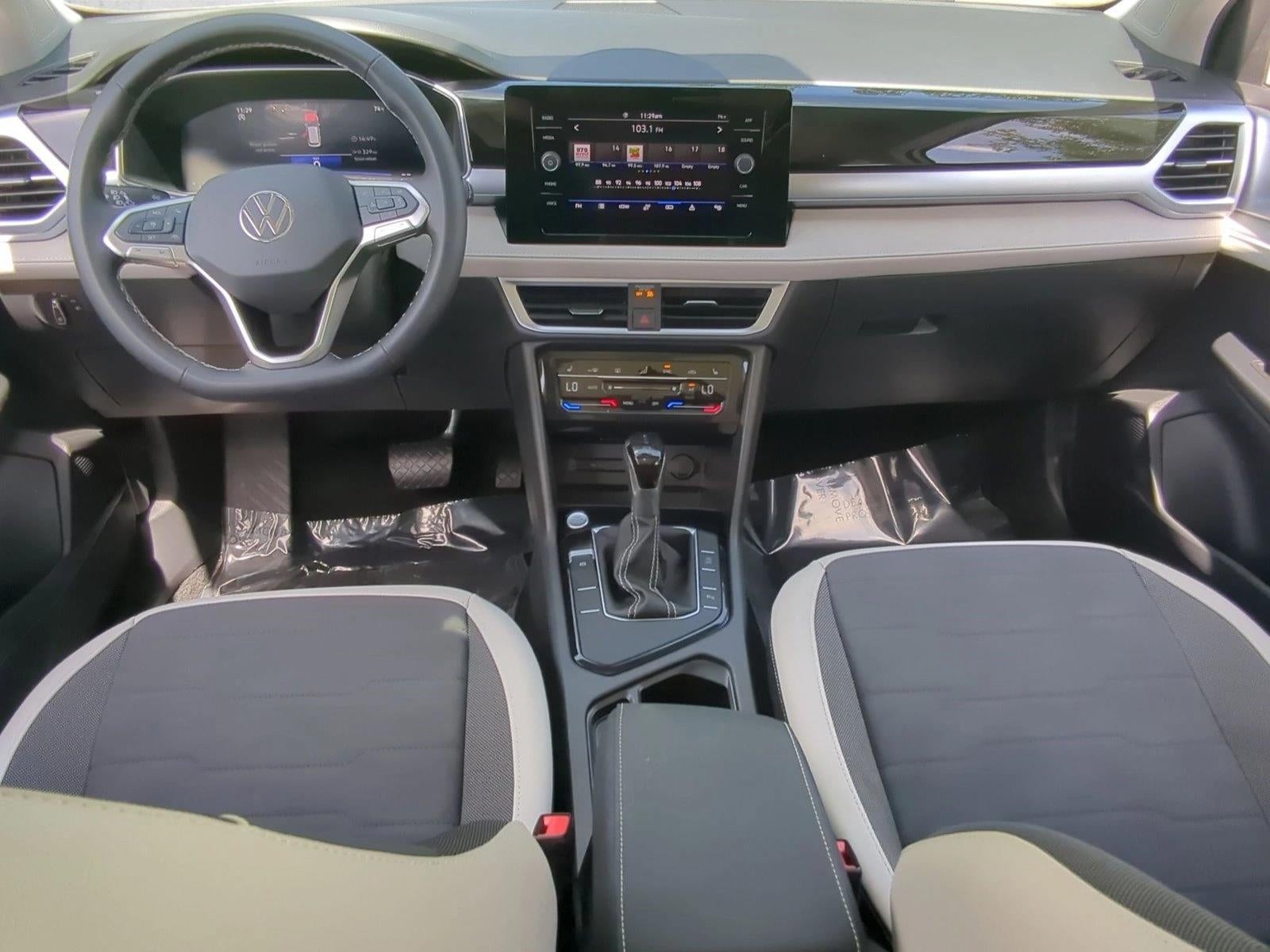 2025 Volkswagen Taos SE FWD