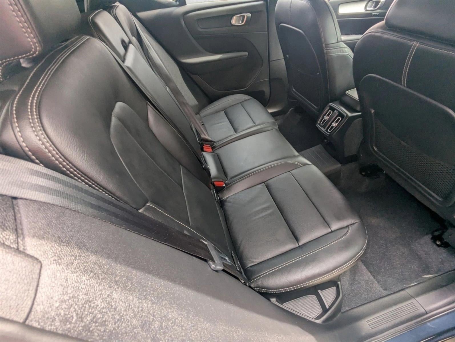2022 Volvo XC40 T5 AWD Momentum