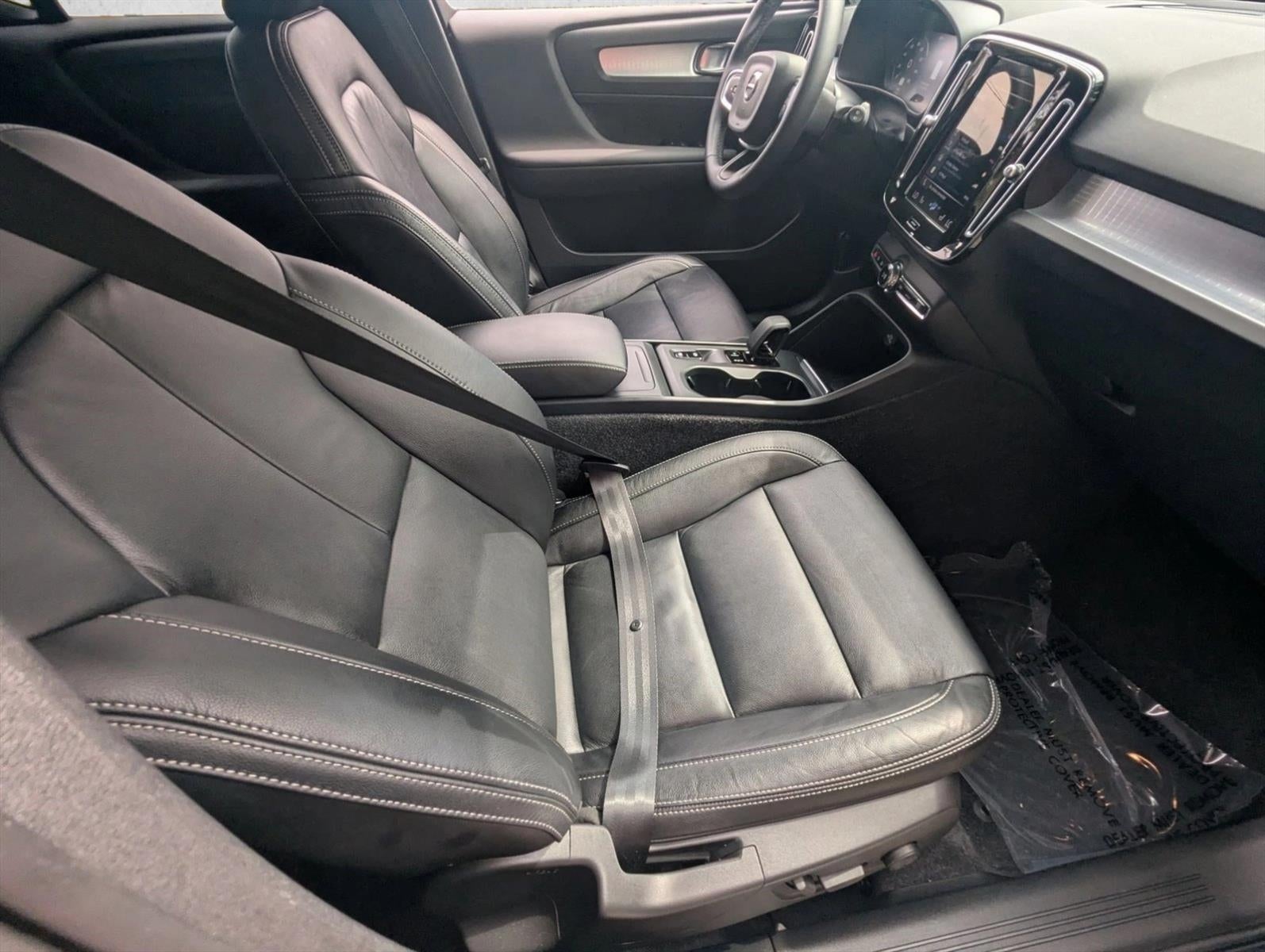 2022 Volvo XC40 T5 AWD Momentum