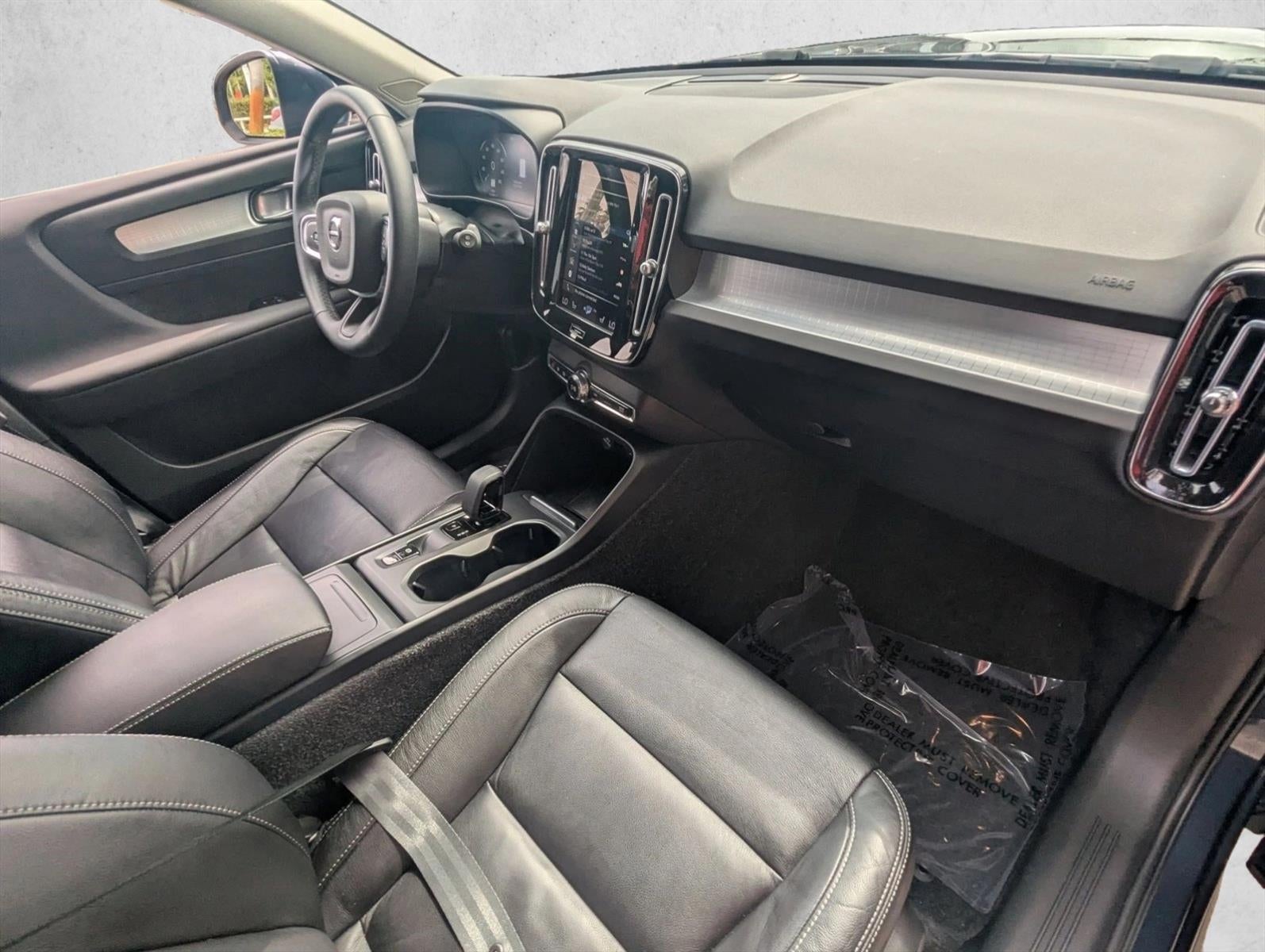 2022 Volvo XC40 T5 AWD Momentum