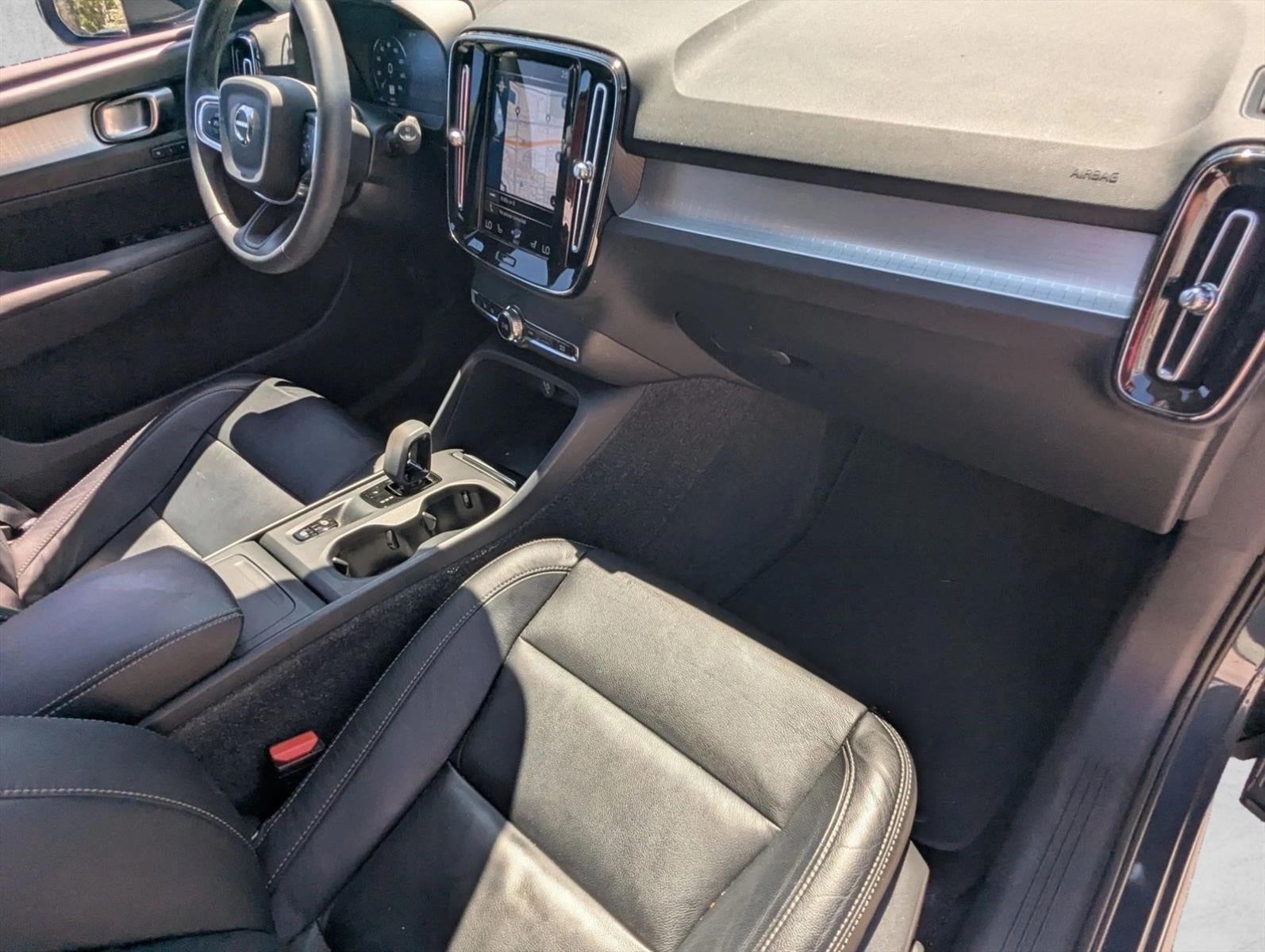2022 Volvo XC40 T5 AWD Momentum