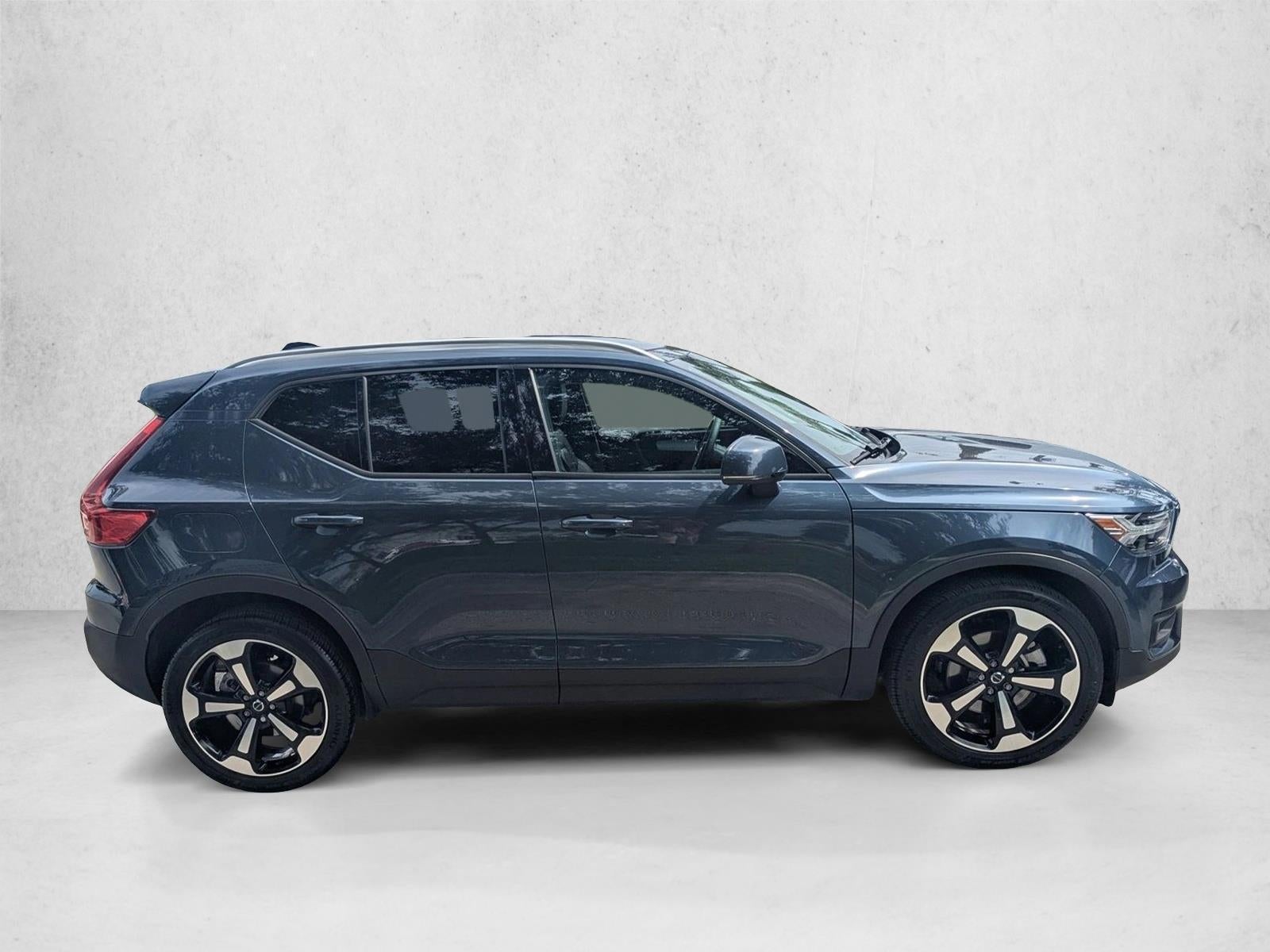 2022 Volvo XC40 T5 AWD Momentum