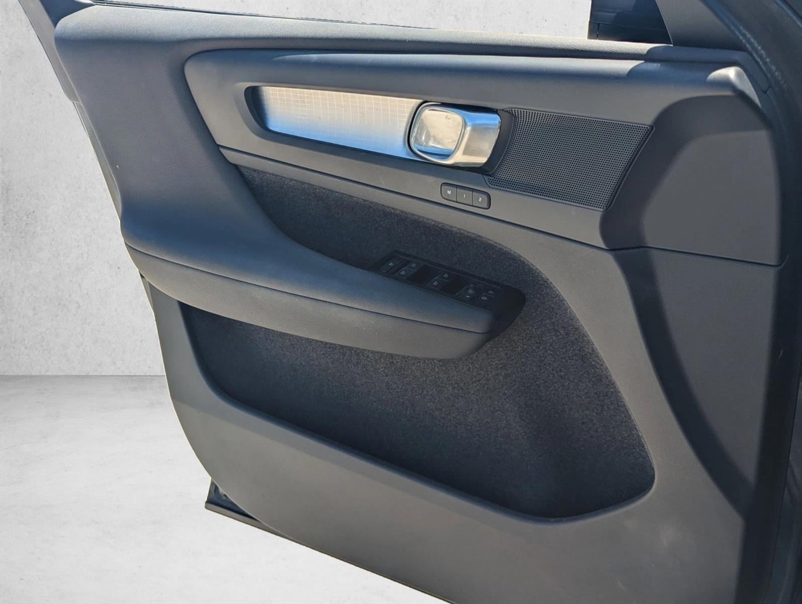 2022 Volvo XC40 T5 AWD Momentum