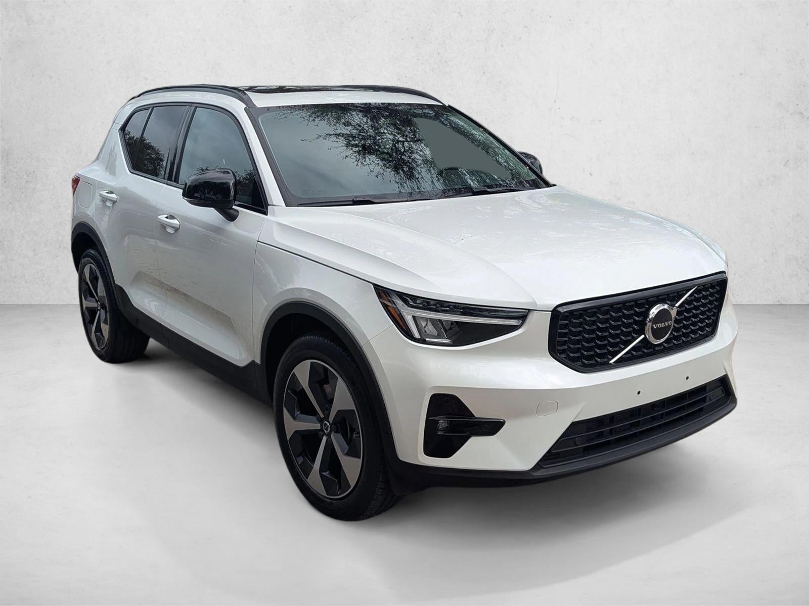 2023 Volvo XC40 B5 AWD Plus Dark Theme