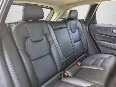 2022 Volvo XC60 B5 FWD Momentum